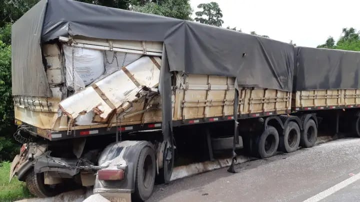 Colisão entre Caminhões na Estrada Boiadeira Deixa Condutor em Estado Grave