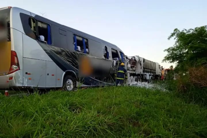 Acidente com ônibus de Maringá resulta na morte do motorista e ferimentos em passageiros