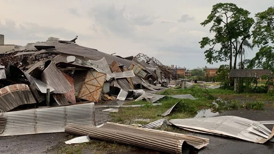 Temporal com Características de Tornado Provoca Devastação e Deixa 59 Mil Residências sem Energia em Cascavel