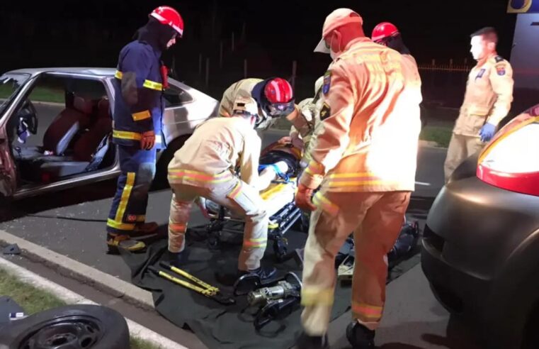 Casal Sofre Ferimentos em Colisão com Poste na Avenida Portugal no Sábado à Noite