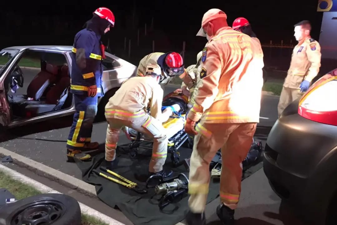 Casal Sofre Ferimentos em Colisão com Poste na Avenida Portugal no Sábado à Noite