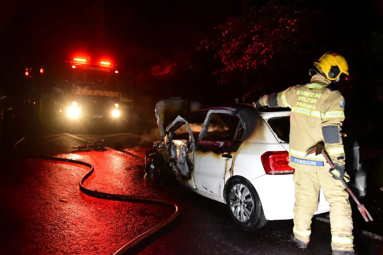 Incidente na PR-323: Gol Carregado de Cigarros Pega Fogo Após Colisão com Outros Veículos