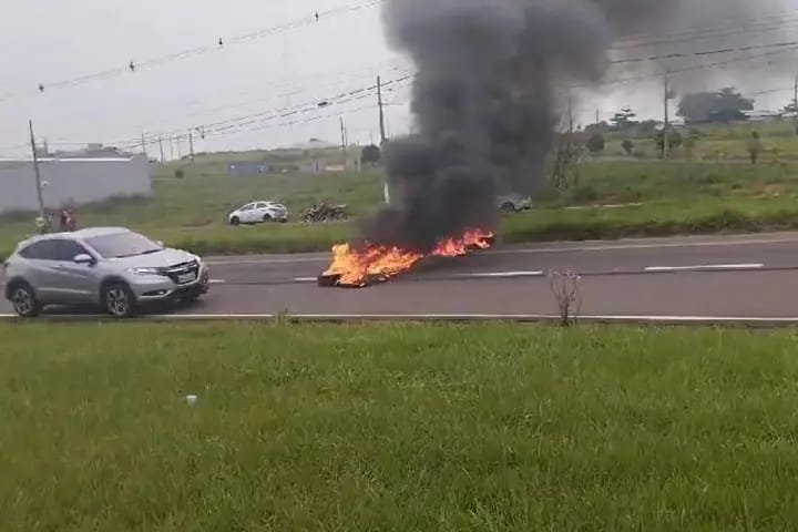 Protesto com Fogo Bloqueia Estrada Bonfim em Umuarama devido à Falta de Água