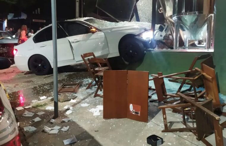 Carro Invade Cervejaria Após Colisão na Avenida Paraná e Pelo Menos uma Pessoa Ferida