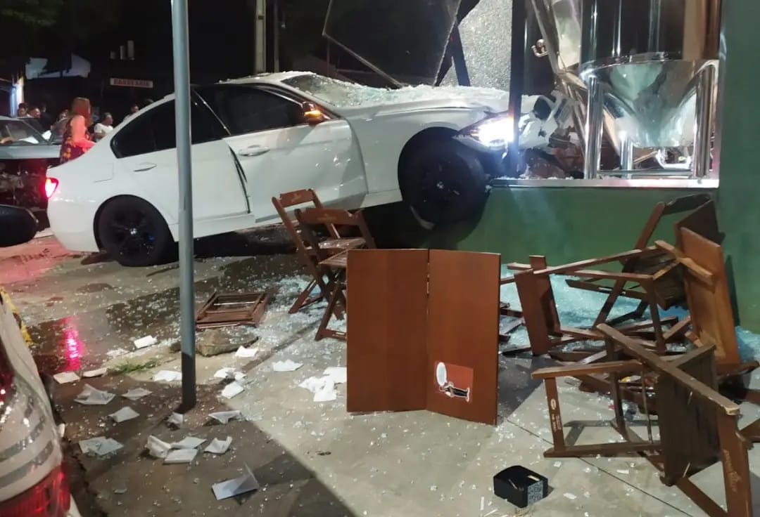 Carro Invade Cervejaria Após Colisão na Avenida Paraná e Pelo Menos uma Pessoa Ferida