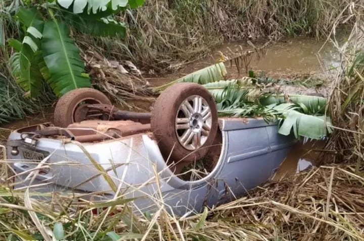 Morador de Umuarama Capota Carro com Grande Carga de Drogas Durante Perseguição Policial