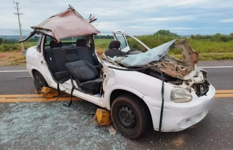 Bombeiros e Samu Resgatam Vítima de Colisão entre Carro e Caminhão na PR-323O tráfego está sendo desviado pelo acostamento e pátio do posto de combustíveis