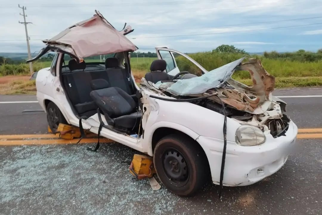 Bombeiros e Samu Resgatam Vítima de Colisão entre Carro e Caminhão na PR-323O tráfego está sendo desviado pelo acostamento e pátio do posto de combustíveis