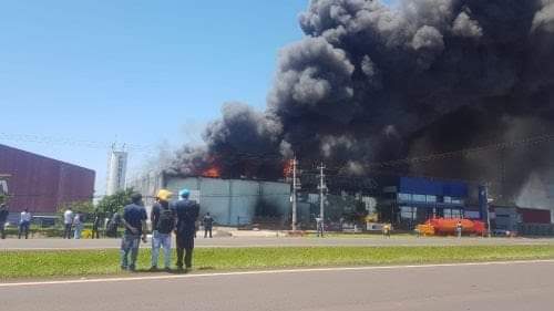 Grande Incêndio Devasta Barracões de Empresa às Margens da BR-277 em Cascavel