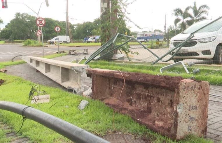 Motorista abandona veículo após derrubar cinco postes em avenida de Maringá, causando prejuízo de mais de R$ 25 mil