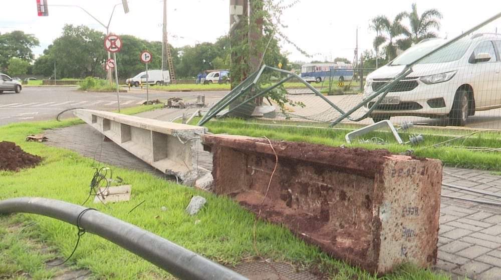 Motorista abandona veículo após derrubar cinco postes em avenida de Maringá, causando prejuízo de mais de R$ 25 mil