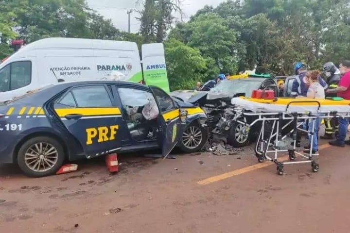 Acidente na BR-369, Noroeste: Viatura da PRF colide com Renault Logan