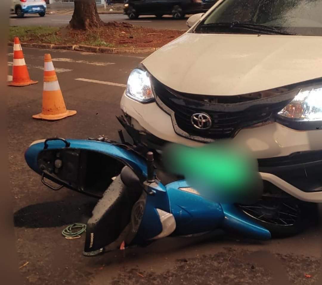 Grave Acidente Deixa Homem Ferido na Região de Maringá-PR: Motoneta e Toyota Colidem