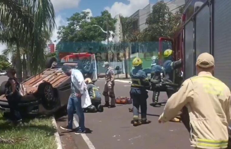 CAPOTAMENTO APÓS COLISÃO PRÓXIMO À PREFEITURA DE CIANORTE: CONDUTORA FICA PRESA NAS FERRAGENS