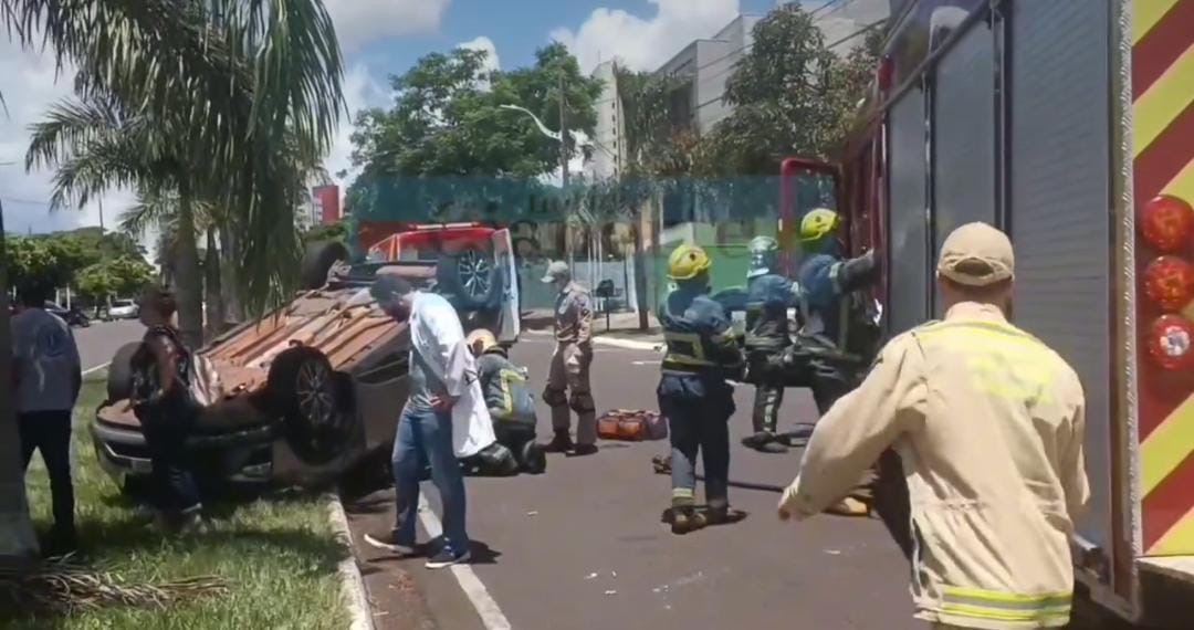 CAPOTAMENTO APÓS COLISÃO PRÓXIMO À PREFEITURA DE CIANORTE: CONDUTORA FICA PRESA NAS FERRAGENS