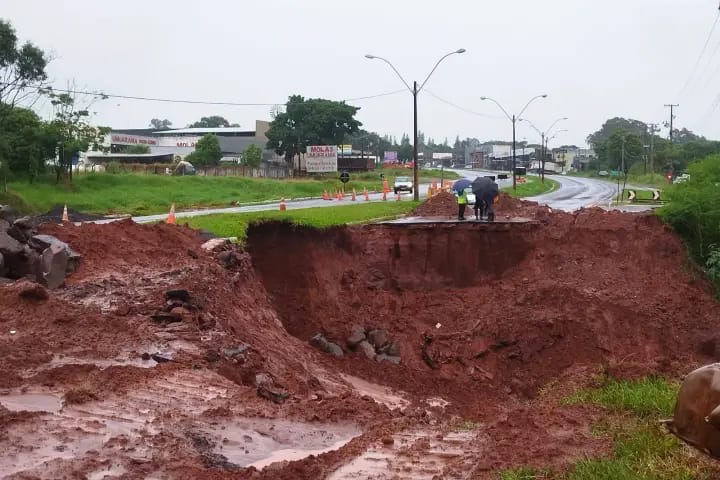 CHUVAS PROVOCAM NOVO BLOQUEIO NA PR-323, EM UMUARAMA, EM MEDIDA PREVENTIVA