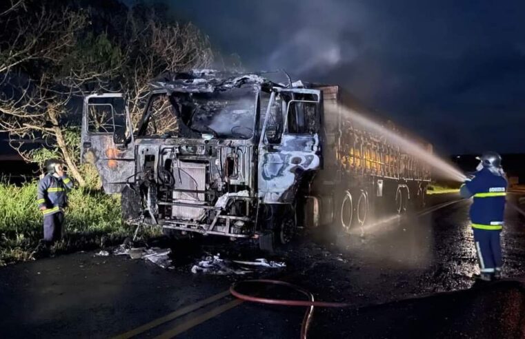 INCÊNDIO DEVASTA CABINE DE CARRETA NA PR-180, PRÓXIMO A AGROVILA, GOIOERÊ-PR