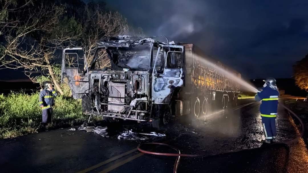 INCÊNDIO DEVASTA CABINE DE CARRETA NA PR-180, PRÓXIMO A AGROVILA, GOIOERÊ-PR