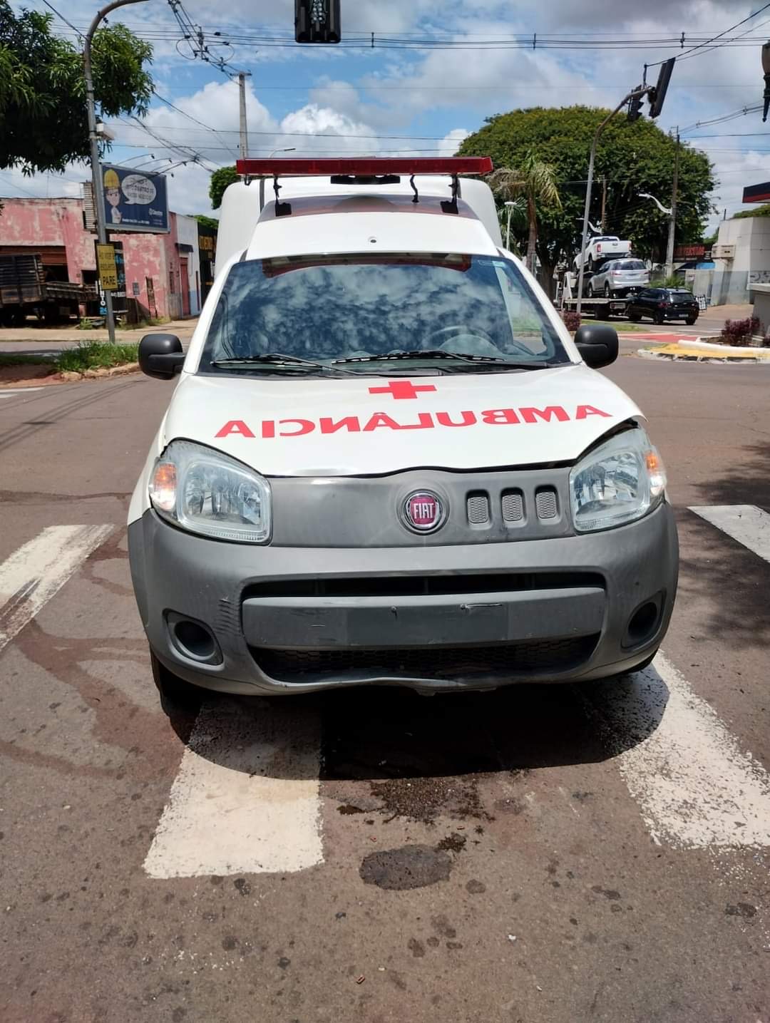 Confronto entre Ambulância Municipal e Motocicleta Deixa Feridos em Cianorte