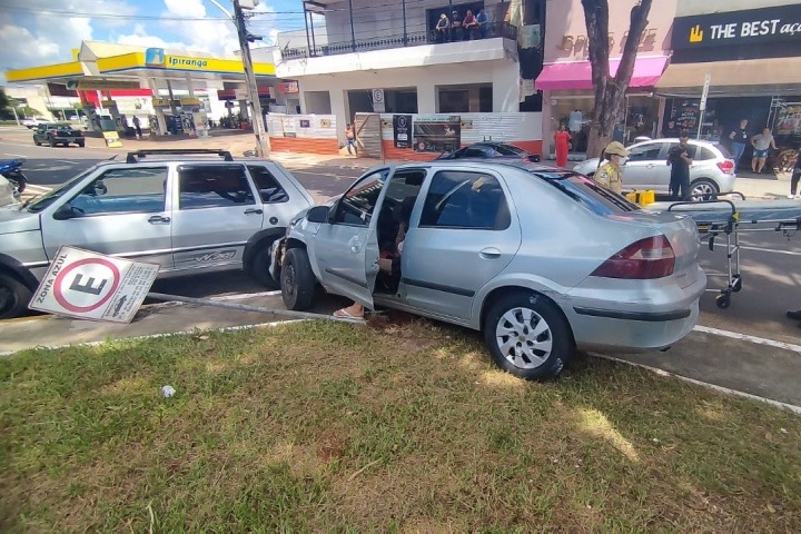 Acidente grave no Centro de Umuarama: mulher socorrida após colisão entre carro e ambulância