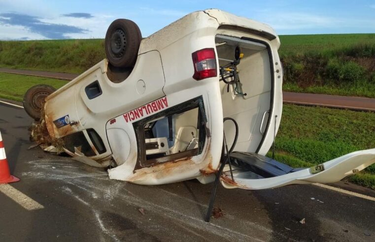 Ambulância de Jacarezinho capota na BR-369 em Jataizinho-PR; grávida e acompanhante são hospitalizadas