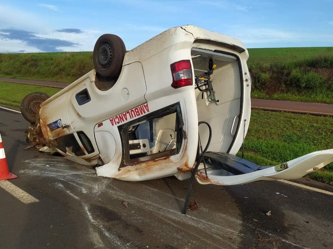 Ambulância de Jacarezinho capota na BR-369 em Jataizinho-PR; grávida e acompanhante são hospitalizadas