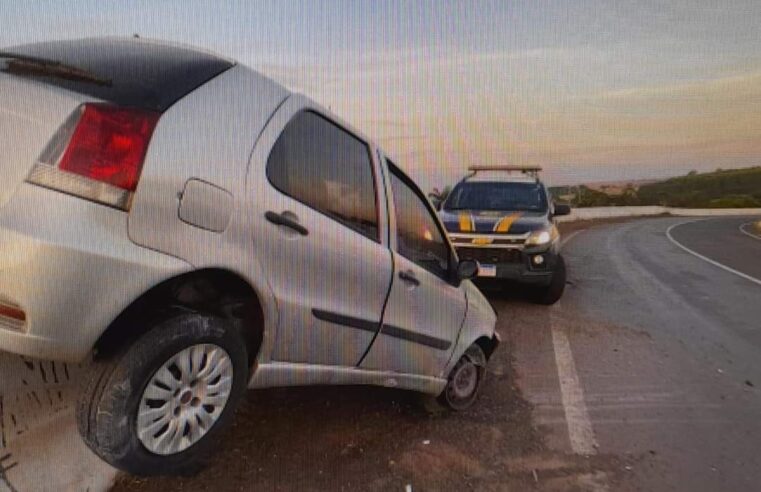 Carro Furtado Fica Pendurado em Viaduto na Entrada de Maringá após Acidente; Condutor Foge do Local