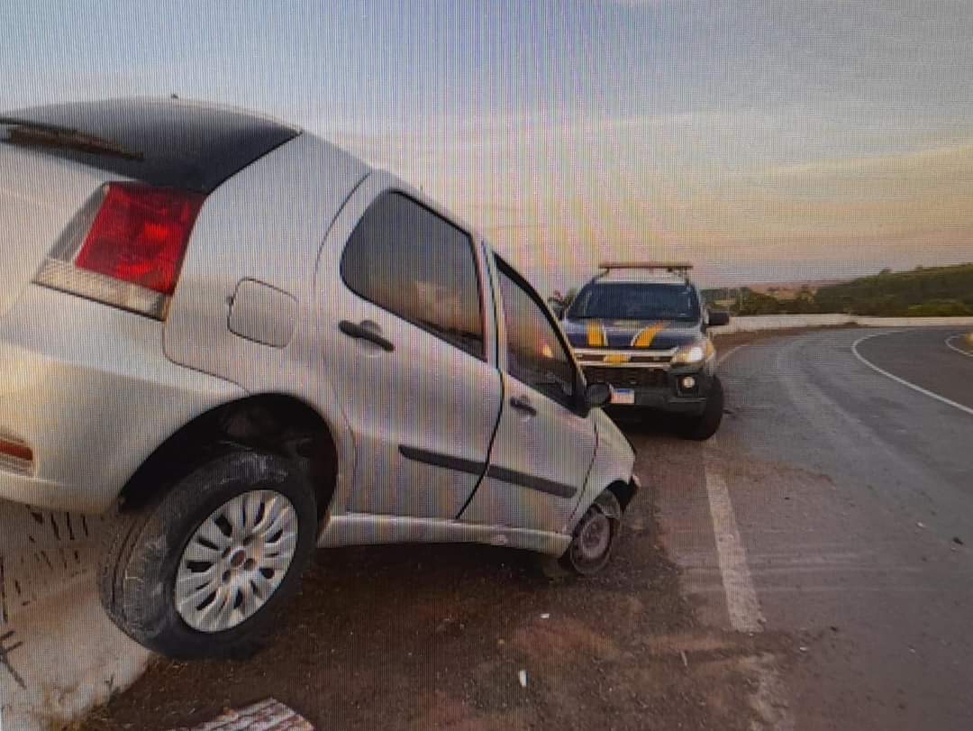 Carro Furtado Fica Pendurado em Viaduto na Entrada de Maringá após Acidente; Condutor Foge do Local