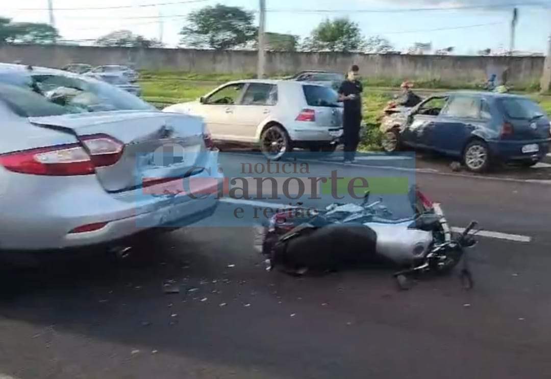 Engavetamento Grave na PR-323 Envolve Cinco Carros e Duas Motocicletas, Deixando Duas Mulheres Lesionadas