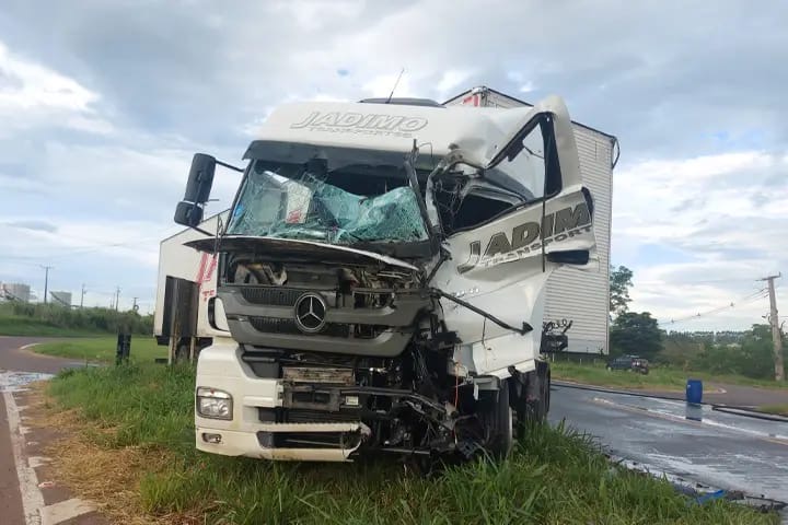 Acidente com Carretas na PR-323 Provoca Ferimentos em Motorista e Interdita Trecho em Cianorte