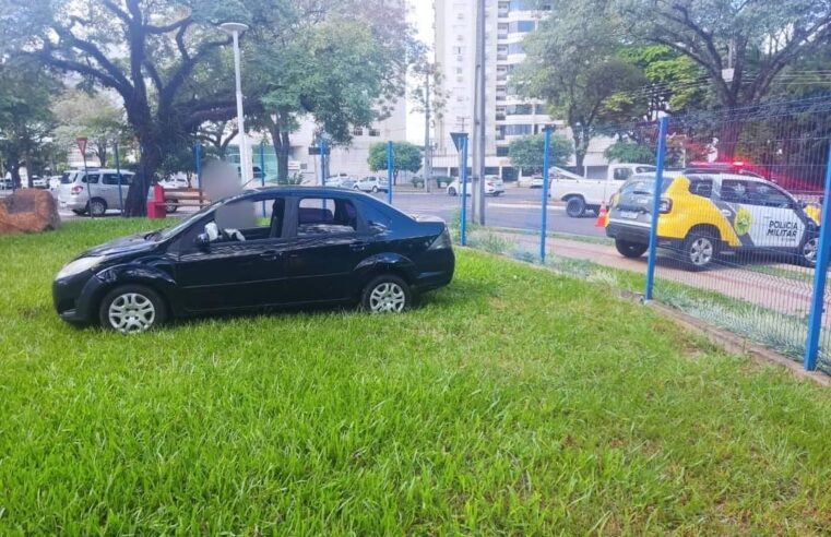 Veículo perde controle e invade parquinho no centro de Cianorte