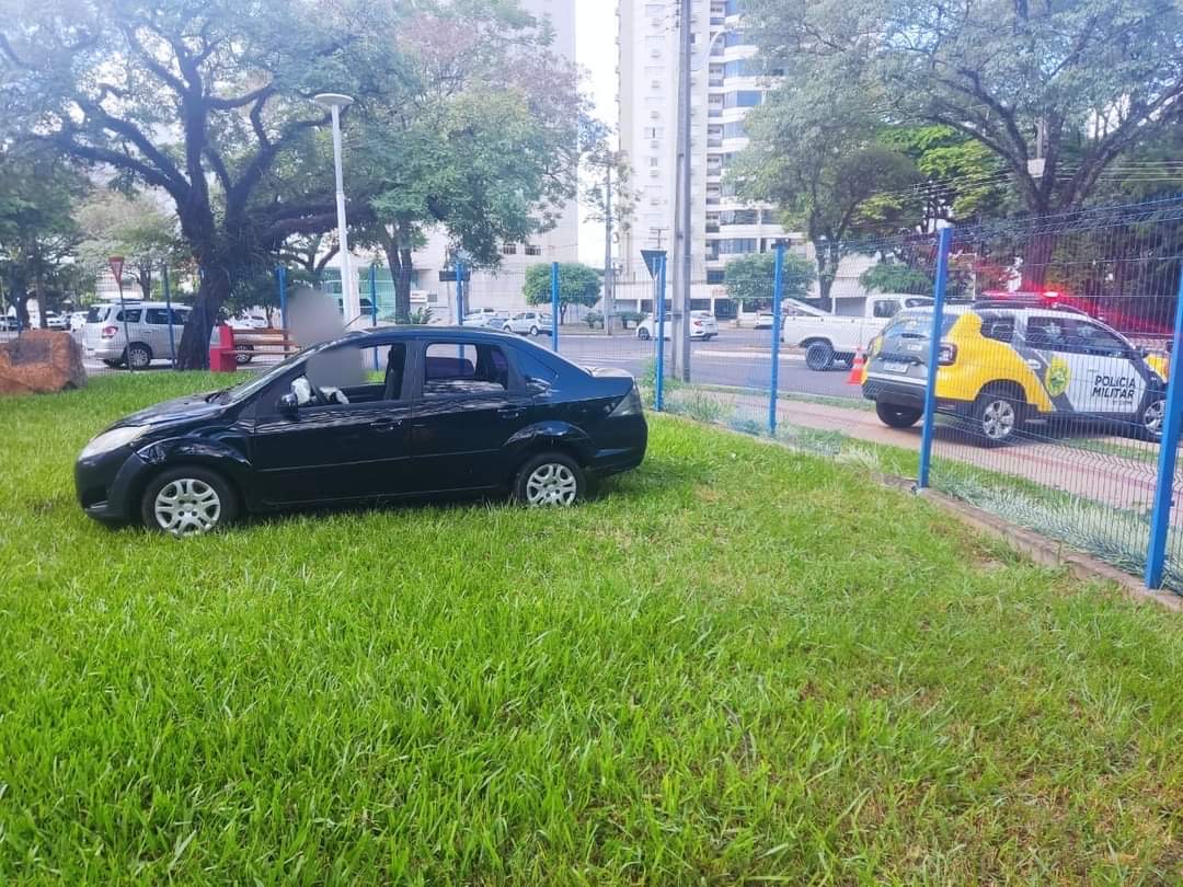 Veículo perde controle e invade parquinho no centro de Cianorte