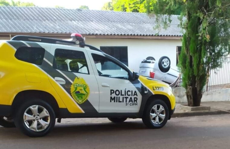 Carro capota e cai em quintal de residência em Terra Boa, Paraná