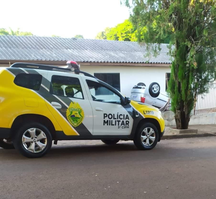 Carro capota e cai em quintal de residência em Terra Boa, Paraná