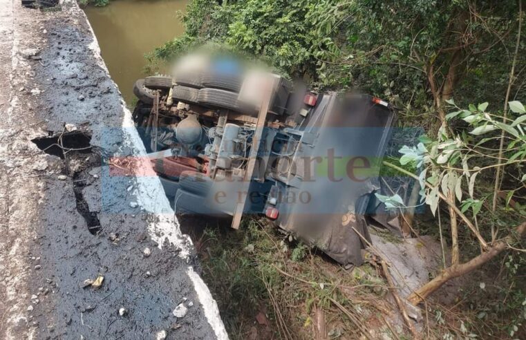 Rodovia PR-082 liberada após remoção de caminhão que caiu da ponte do Rio Ligeiro