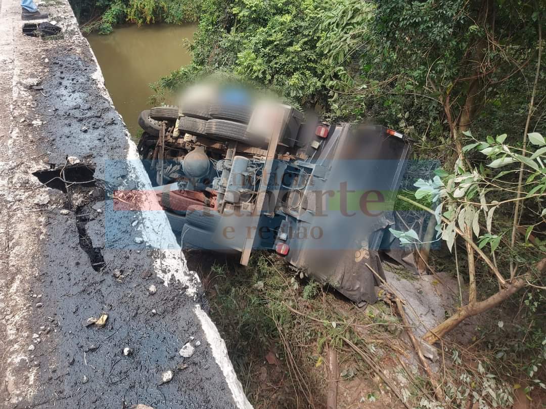 Rodovia PR-082 liberada após remoção de caminhão que caiu da ponte do Rio Ligeiro