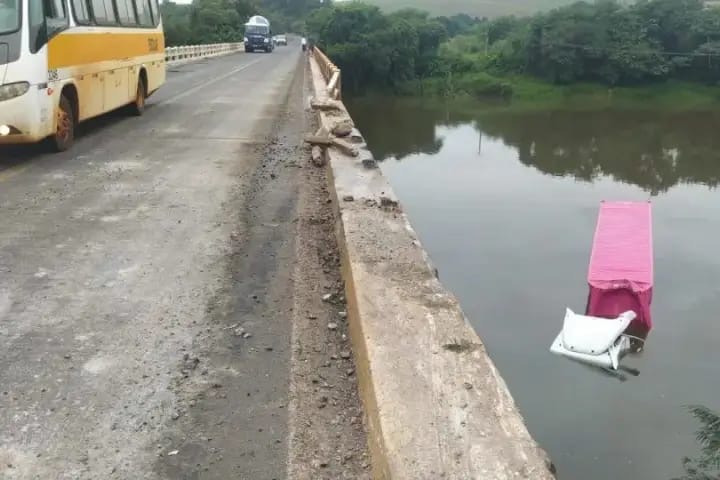 Caminhoneiro resgatado após colidir com ponte e afundar no rio Tibagi na BR-153