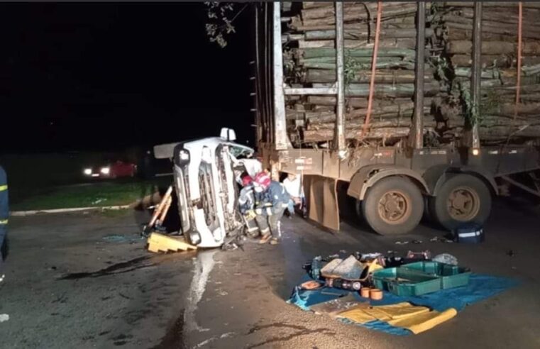 Colisão entre Picape Fiat Toro e Carreta Bitrem deixa condutor gravemente ferido na PR-487, próximo a Campo Mourão, Paraná