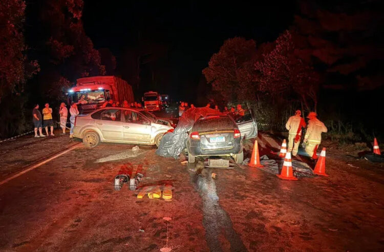 Tragédia na PR-466: Quatro mortos e feridos em colisão entre dois carros em Pitanga.