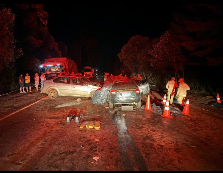 Tragédia na PR-466: Quatro mortos e feridos em colisão entre dois carros em Pitanga.