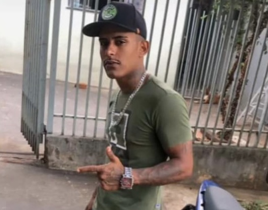 Jovem é morto a tiros em frente a tabacaria em Umuarama.