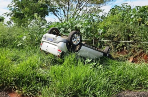 Um homem e uma mulher foram detidos após o capotamento de um veículo entre Goioerê e Campo Mourão, transportando 500 kg de maconha.