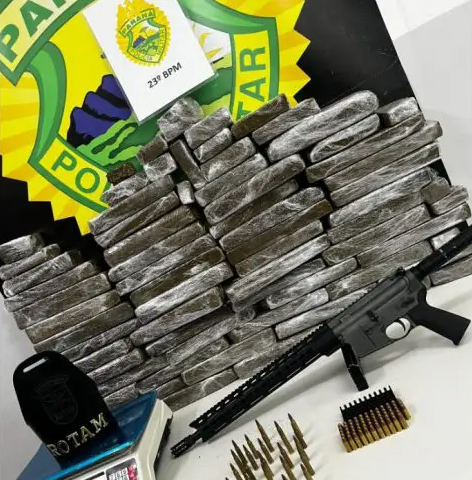 Após uma denúncia anônima, uma mulher foi detida no Paraná na posse de um fuzil e 40 kg de maconha.
