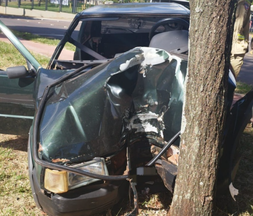 Polícia Militar relata que o motorista envolvido em acidente com uma árvore estava sob o efeito de álcool.