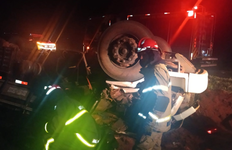 Condutor falece em decorrência de capotamento de caminhão em uma curva na rodovia PR-082, entre as cidades de Douradina e Tapira.