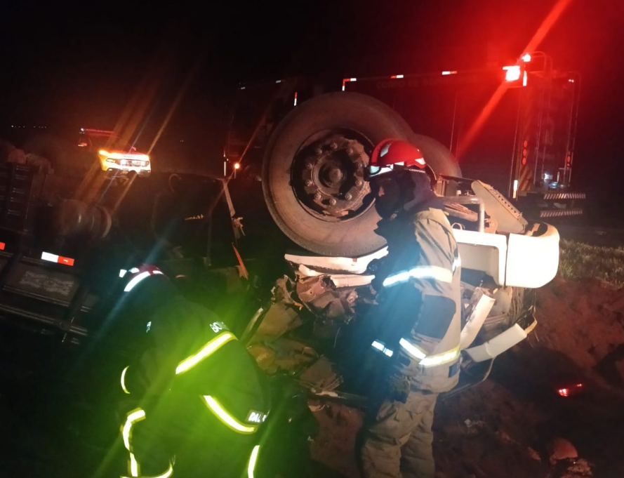 Condutor falece em decorrência de capotamento de caminhão em uma curva na rodovia PR-082, entre as cidades de Douradina e Tapira.