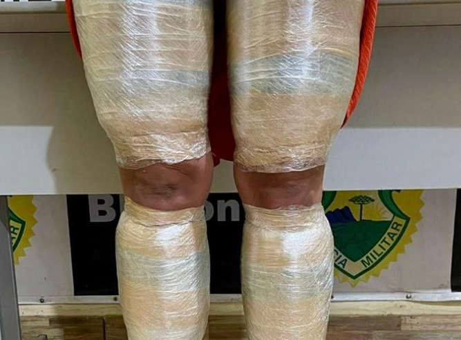 Traficante é presa com R$ 260 mil em haxixe preso ao corpo em Guaíra.