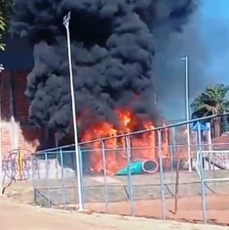 Playground no Jardim Universitário em Goioerê é incendiado.