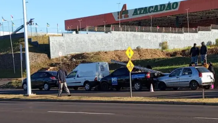 Mulher sofre ferimentos após colisão entre três veículos em Umuarama.