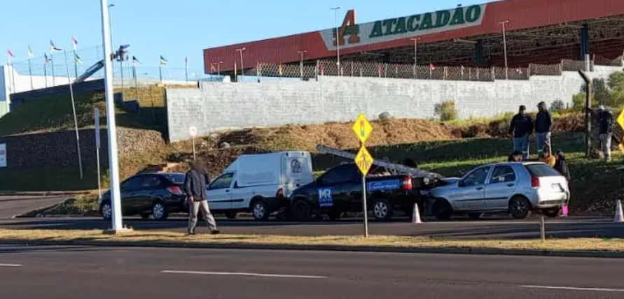 Mulher sofre ferimentos após colisão entre três veículos em Umuarama.